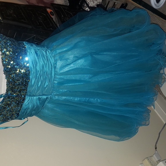 Beautiful 3 layerd puff dress - Picture 4 of 5